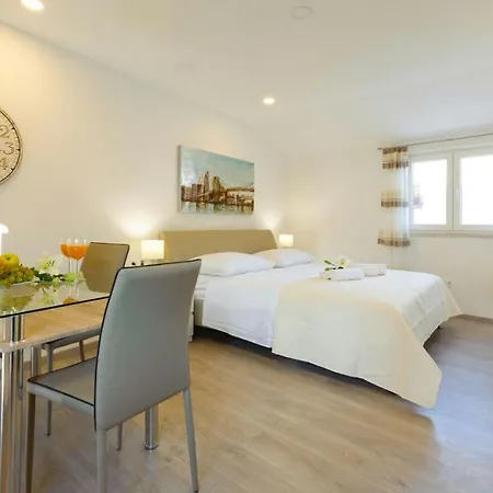 Apartment & Libar